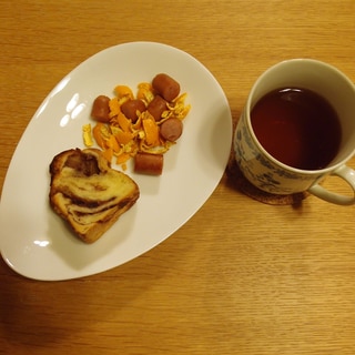 餡バターパンとウィンナー＆蜜柑の皮炒めと紅茶の朝食
